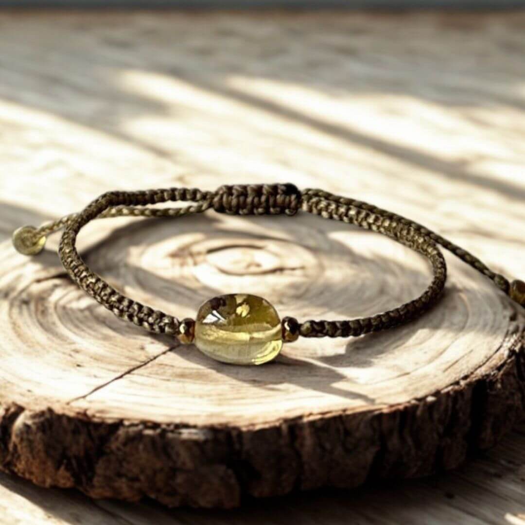 Amber-bracelet-groen-barnsteen-armband (8) Ecru kleurige amber bracelet (barnsteen armband) met wit zakje van handgeschept papier.