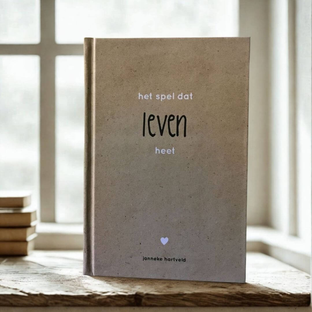 Boek-het spel dat leven heet-zinvol (6) Lichtbruin boek het spel dat leven heet met een bijpassende kaart, een doosje van graskarton en een wit groeipapier hartje.