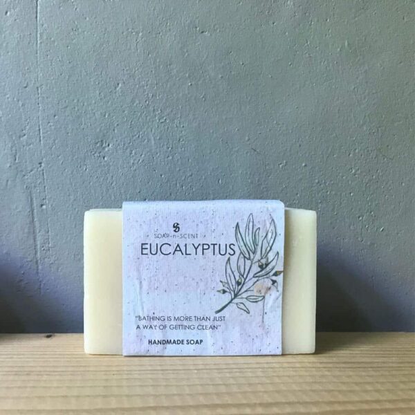 Natuurlijke handgemaakte eucalyptus zeep op blank houten tafel.