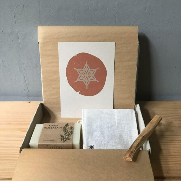 Cadeau doosje met rozemarijn zeep, katoenen zakje, heilig hout en een kaart met ster.