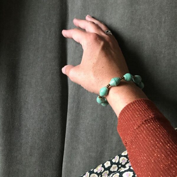Armband van handgemaakte turquoise papierkralen.