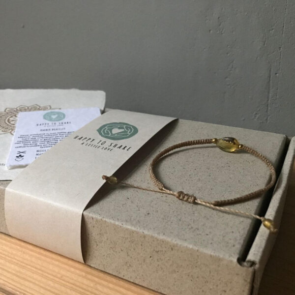 Een bijzonder cadeau dat bestaat uit een ecru kleurige amber bracelet (barnsteen armband) op een doosje van graskarton met een mandala zonnebloem kaart van handgeschept papier.