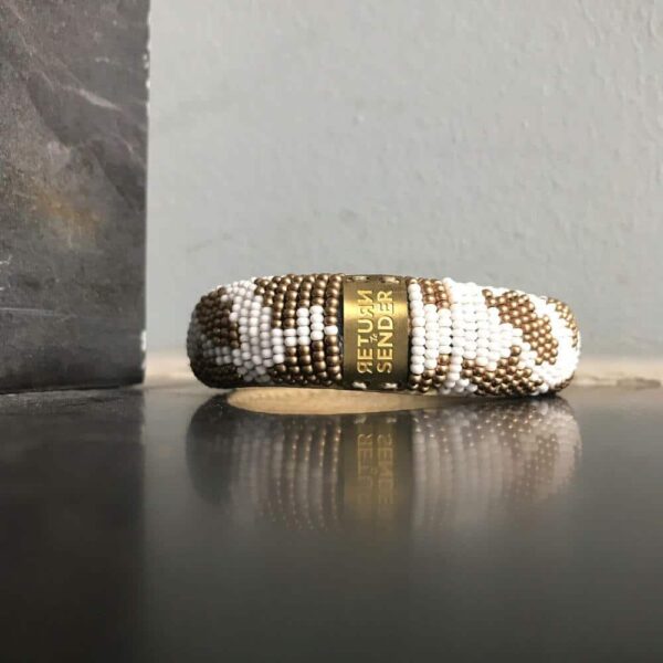 Goud en wit kleurige beaded bracelet armband.