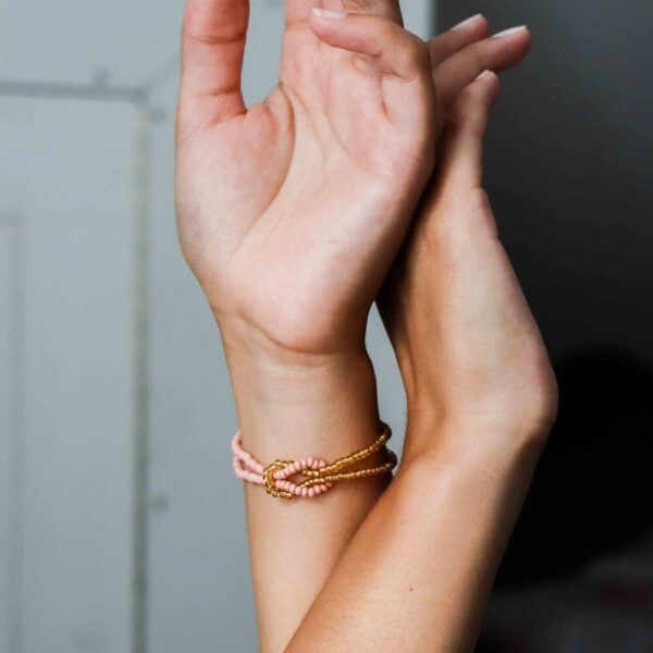 Model met roze en goud kleurige infinity armband (1).
