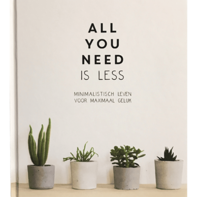 Vierkant boek all you need is less met witte omslag en vier plantjes.