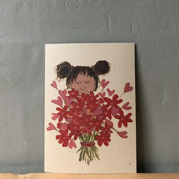 Natuurlijke vezelrijke kaart met een meisje met een bos rode en roze hartenbloemen.