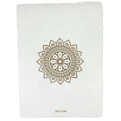 Ecru kleurige kaart van handgeschept papier met scheprand en mandala zonnebloem opdruk.