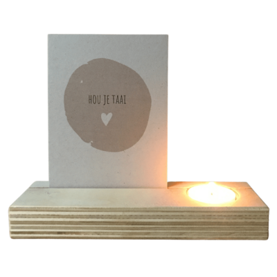 Blank houten kaartenhouder met brandend theelichtje en natuurlijke vezelrijke kaart met tekst blij met jou in ecru met lichtroze.