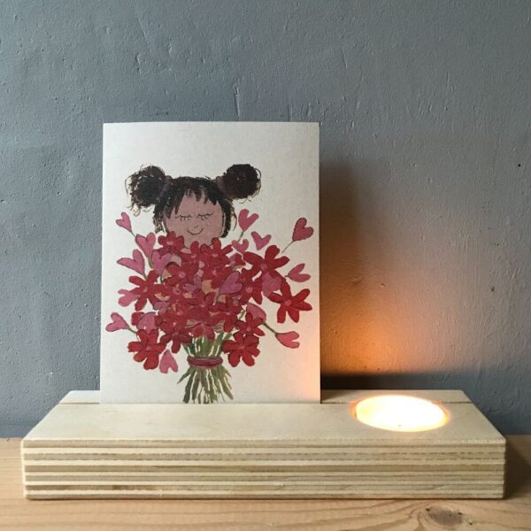 Blank houten kaartenhouder met natuurlijke vezelrijke kaart met een meisje met een bos rode en roze hartenbloemen.