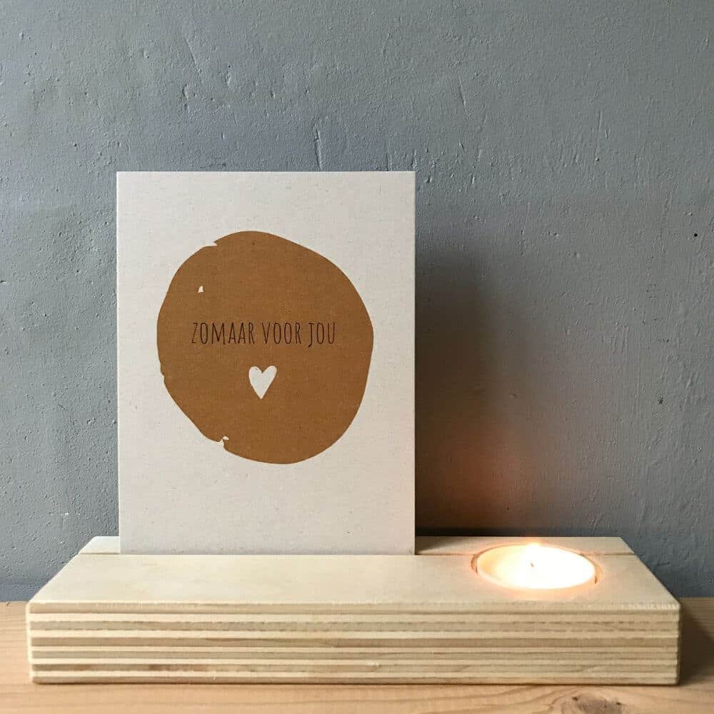 Blank houten kaartenhouder met brandend theelichtje en natuurlijke vezelrijke kaart met tekst zomaar voor jou en hartje in ecru met oranje bruin.