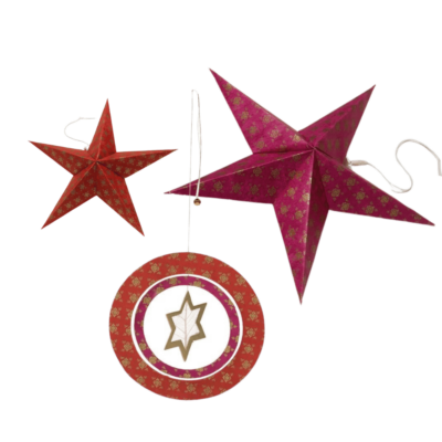 Raamhanger met twee ringen en een ster, grote kerstster en kleine kerstster van handgeschept papier in wijn rood en oranje rood.