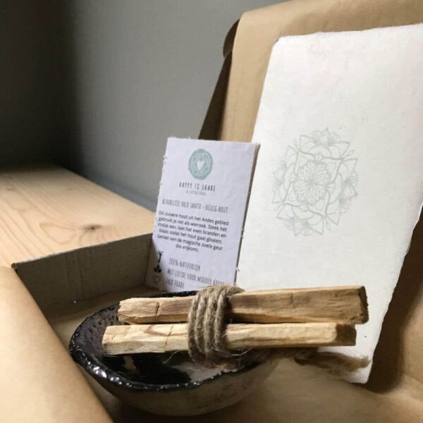 Bundeltje heilig hout op keramieken schoteltje in cadeau doosje met handgeschepte mandala kaart.