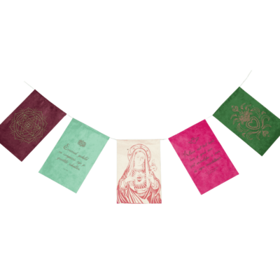 Compassie wensvlaggetjes van handgeschept papier in groen met roze rood tinten met afbeelding van een hartchakra, Madonna, een vlammend hart en twee spreuken.