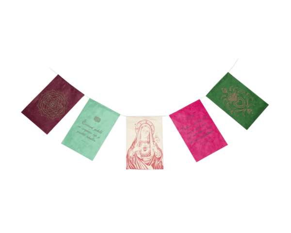 Compassie wensvlaggetjes van handgeschept papier in groen met roze rood tinten met afbeelding van een hartchakra, Madonna, een vlammend hart en twee spreuken.
