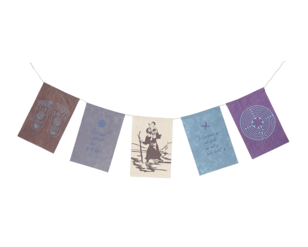 Levensreis wensvlaggetjes van handgeschept papier in paarsblauw tinten met afbeelding van de voeten van Boeddha, Christoffel, een labyrinth en twee spreuken.