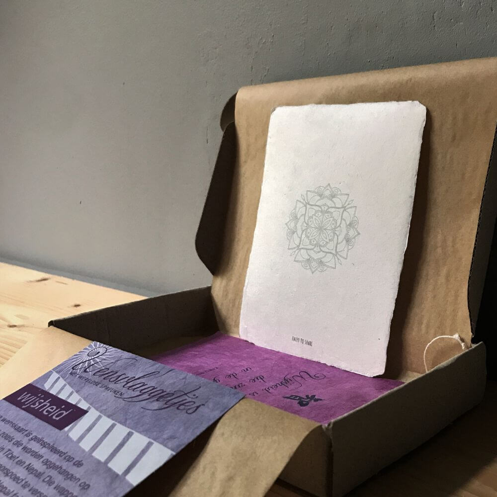 Wijsheid wensvlaggetjes van handgeschept papier in cadeau doosje met mandala kaart met scheprand.