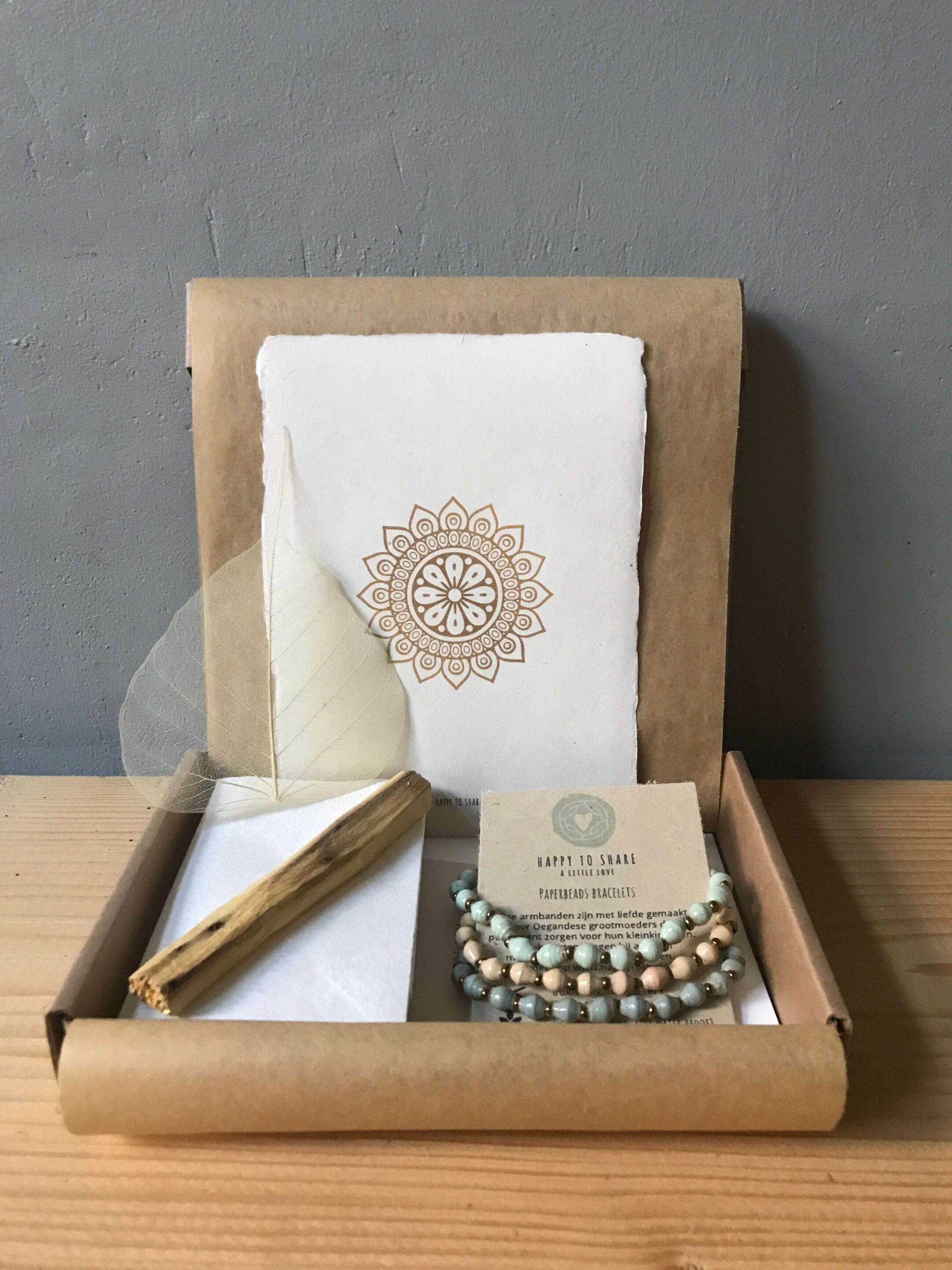 Brievenbus cadeautje met libel kaart van handgeschept papier, heilig hout en gouden driehoek