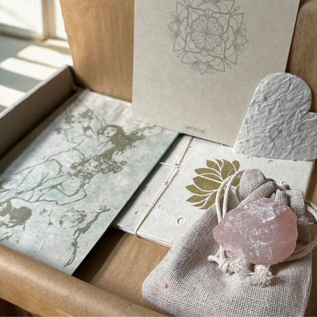 Happy giftbox-compassion (18) Troost cadeau doosje met lichtzakjes, rozenkwarts en wensvlaggetjes.
