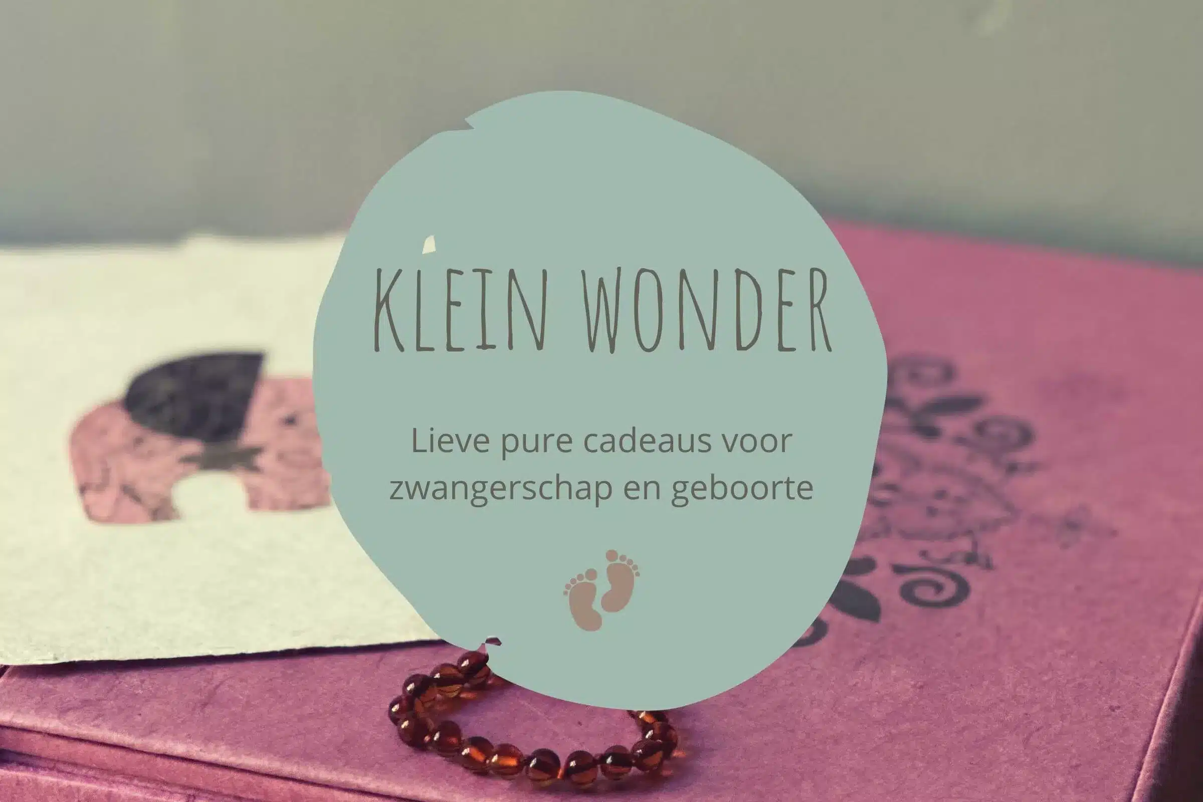 Sfeer impressie van kerstgeschenken bestaande uit keramieken schaaltje met heilig hout, altaardoos, barnsteen armband, brandend kaarsje in aluminium kaarsenhouder, rozemarijn zeep en kaarten met ster en vrolijk kerstfeest.