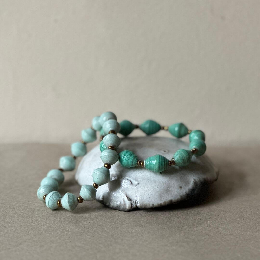 Armbanden van handgemaakte papier kralen in mint en turquoise.