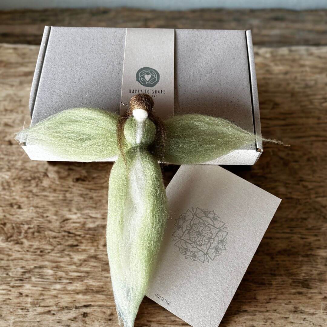 Beschermengel cadeau zachtgroen van vilt voor troost, rust en liefde.