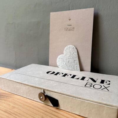 Offline box van return to sender met happy vandaag kaart.
