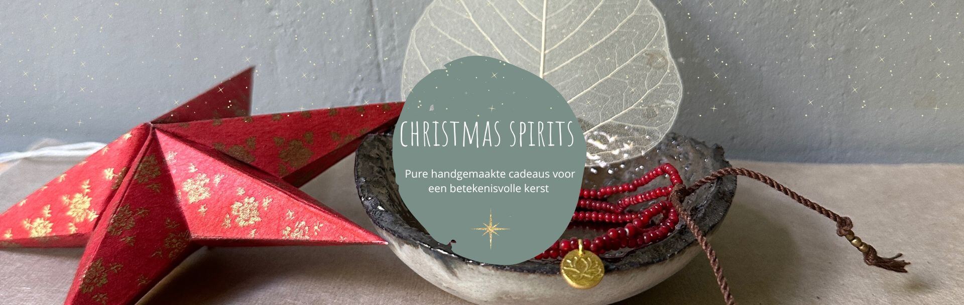 Sfeer impressie van kerstgeschenken bestaande uit keramieken schaaltje met heilig hout, altaardoos, barnsteen armband, brandend kaarsje in aluminium kaarsenhouder, rozemarijn zeep en kaarten met ster en vrolijk kerstfeest.