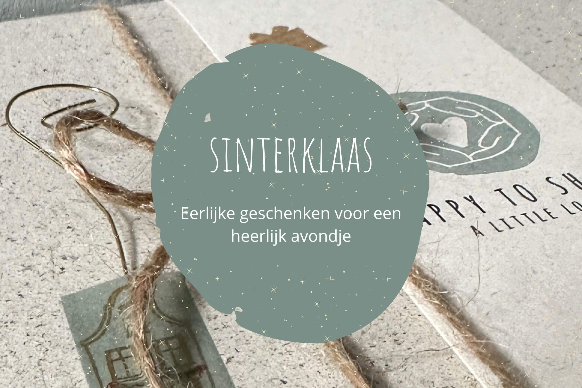 Sfeer impressie van kerstgeschenken bestaande uit keramieken schaaltje met heilig hout, altaardoos, barnsteen armband, brandend kaarsje in aluminium kaarsenhouder, rozemarijn zeep en kaarten met ster en vrolijk kerstfeest.