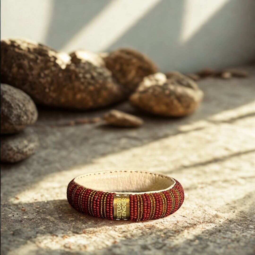 Een bijzonder cadeau bestaande uit een bruine amber bracelet (barnsteen armband) op een doosje van graskarton met een mandala zonnebloem kaart van handgeschept papier.