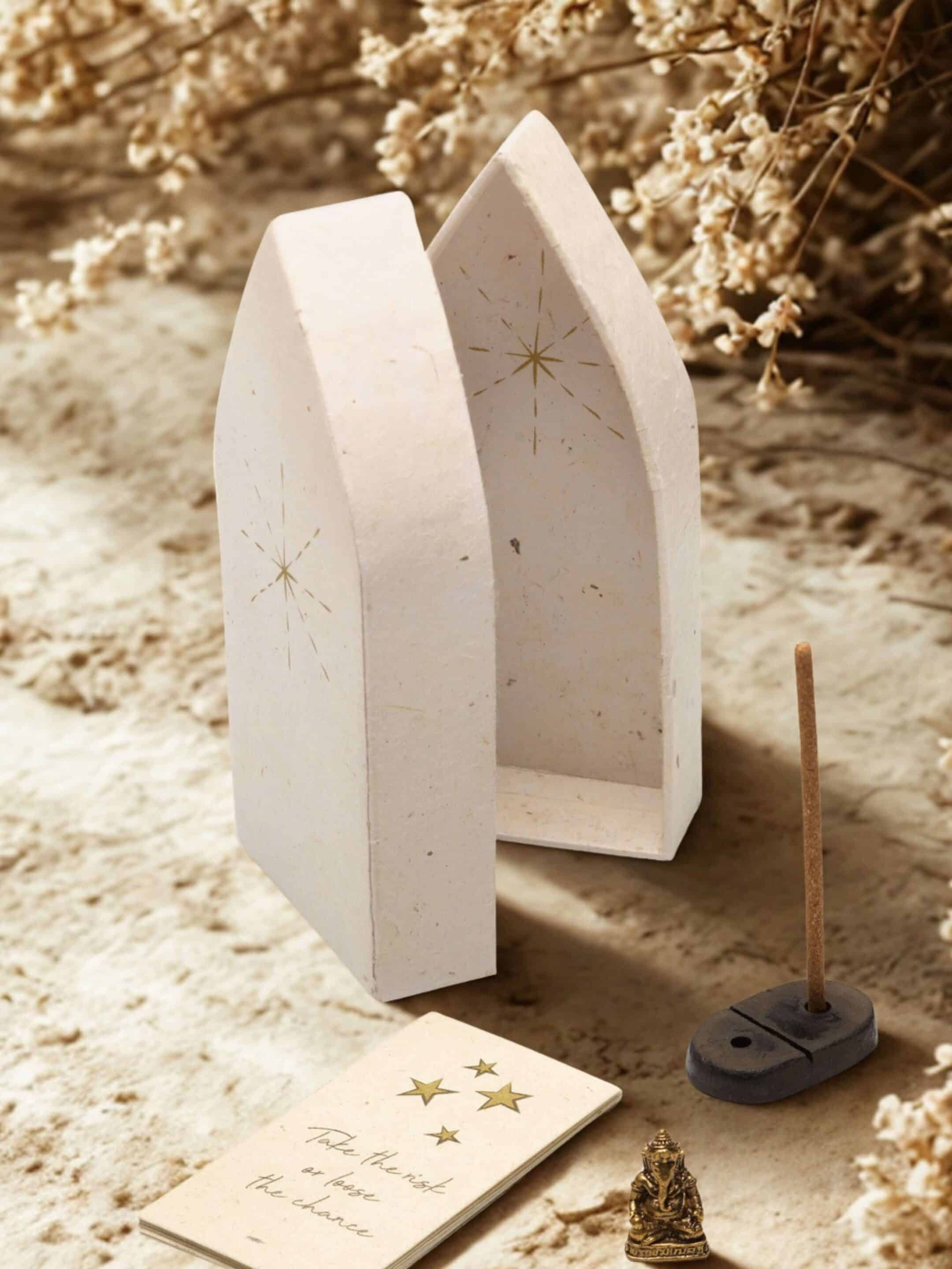 Cadeaudoosje van graskarton met bloemen slinger van handgeschept papier en hieperdepiep hoera kaart.