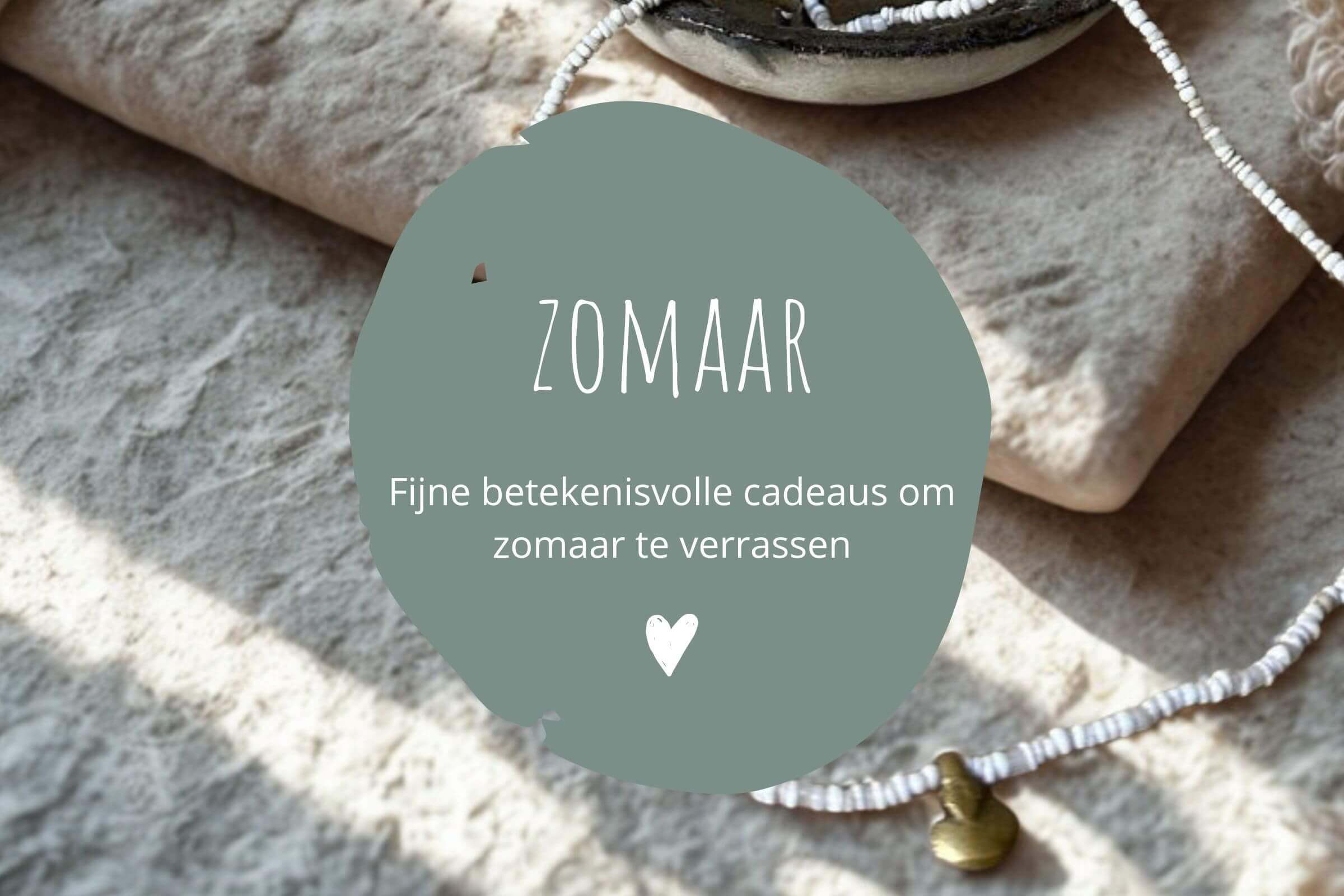 Sfeer impressie van kerstgeschenken bestaande uit keramieken schaaltje met heilig hout, altaardoos, barnsteen armband, brandend kaarsje in aluminium kaarsenhouder, rozemarijn zeep en kaarten met ster en vrolijk kerstfeest.