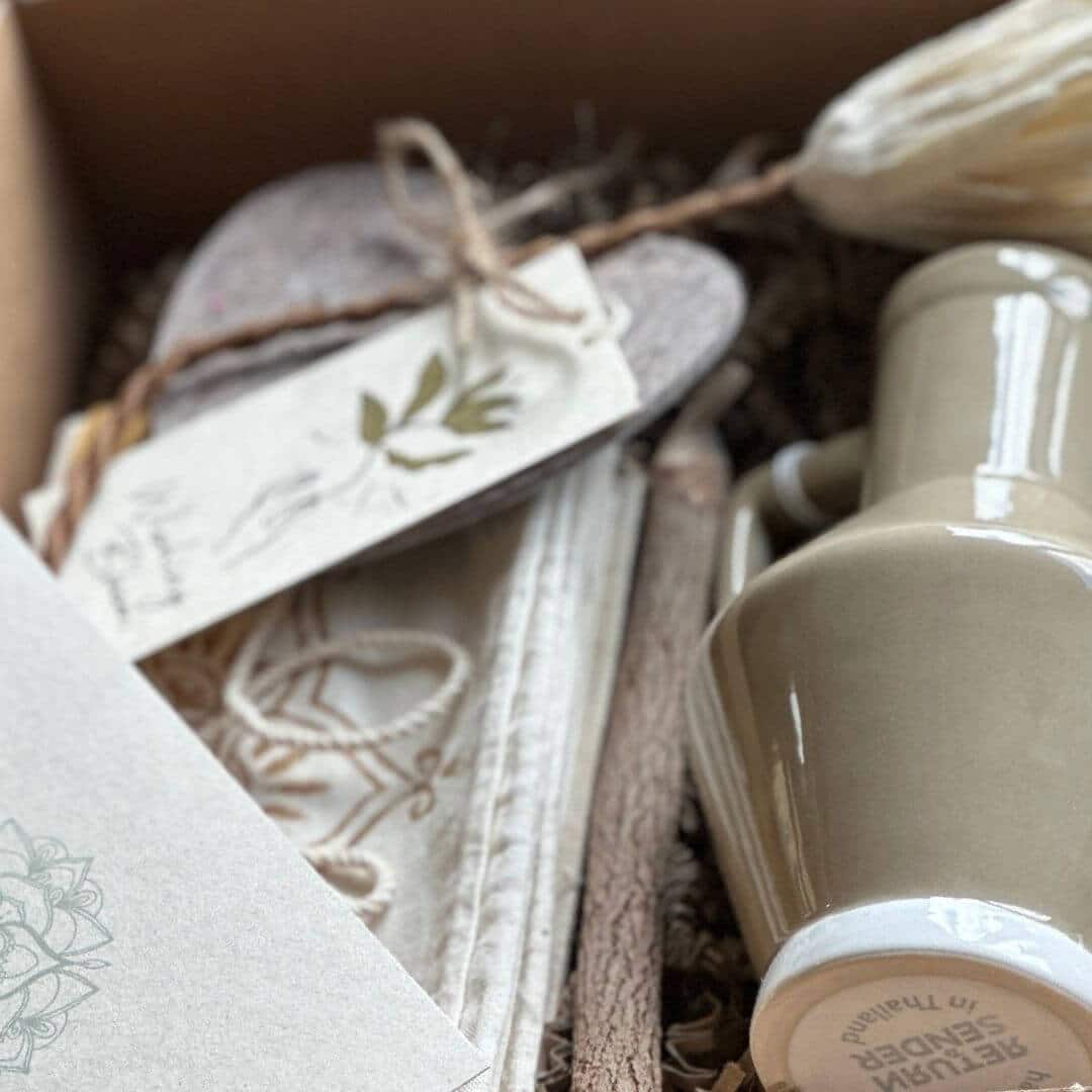Giftbox met handgemaakte zeep, bloemzaadjes, flessenvaas en een duurzame kaart met mandala opdruk.
