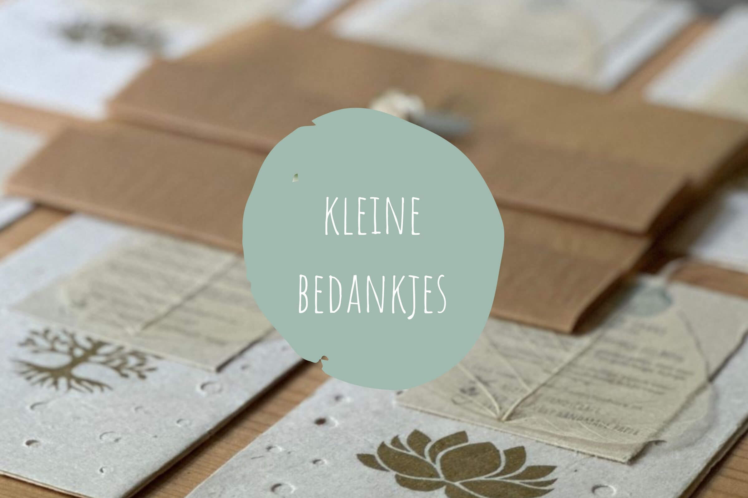 Kleine bedankjes in de vorm van een lichtzakje en een bodhiblad.